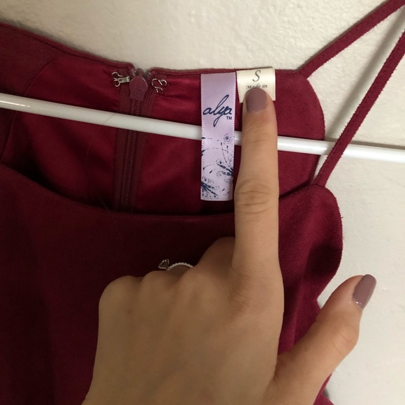 Red velvet scallop dress - Picture 3 of 5